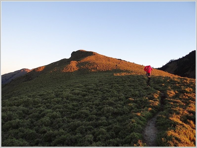 2014-07-15 05-12-50晨曦中往南雙頭山挺進.JPG